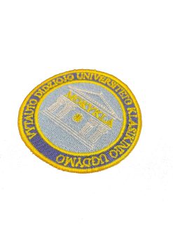 VDU klasikinio ugdymo mokyklos emblema (antsiuvas). Antsiuvo skersmuo 6cm.
