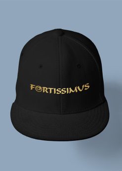 Fortissimus kepurė su tiesiu snapeliu. Universalus dydis. Juoda spalva. Siuvinėtas logotipas, aukso spalvos siūlai. 382g/m².